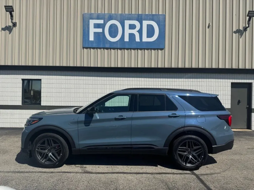 2025 Ford Explorer ST-Line photo 1