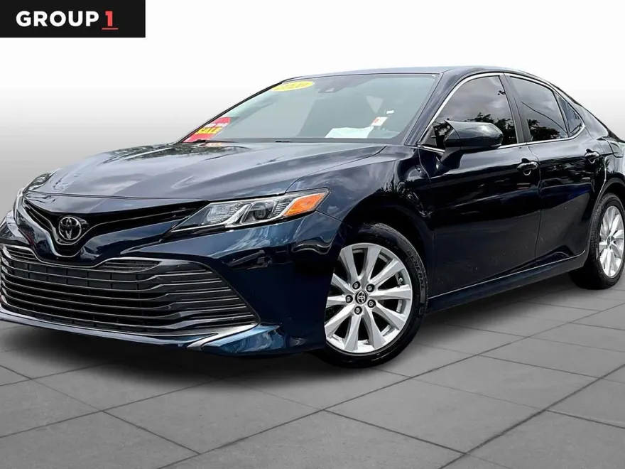 2020 Toyota Camry LE photo 1