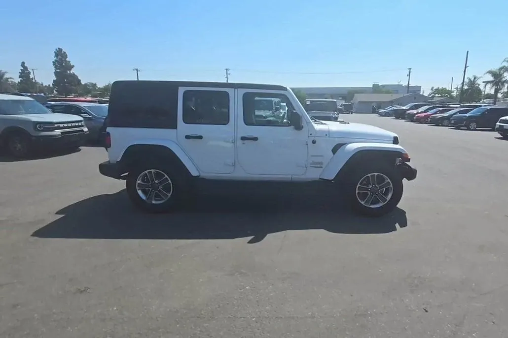 2021 Jeep Wrangler Unlimited Sahara photo 1