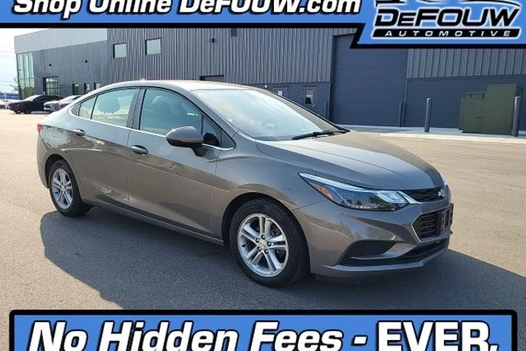 2018 Chevrolet Cruze LT photo 1