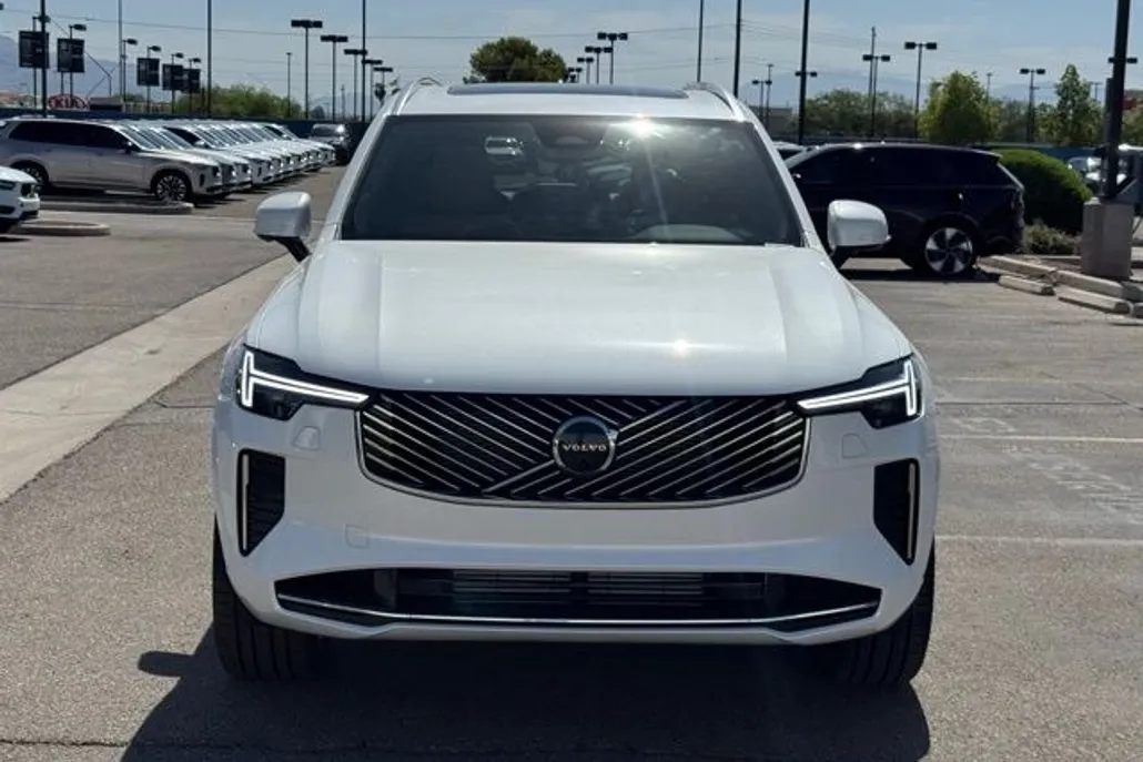 2026 Volvo XC90 T8 Plus photo 1