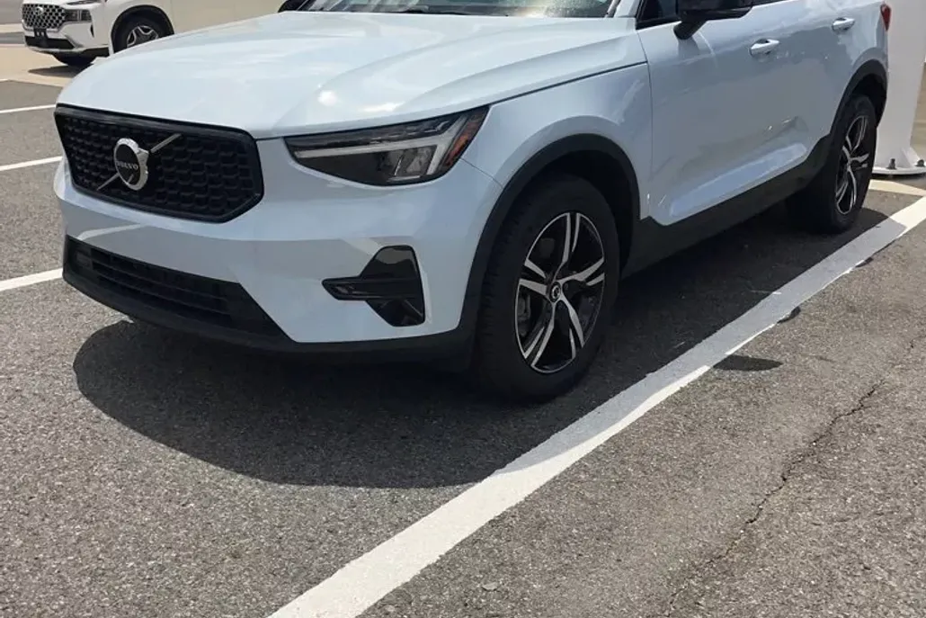 2024 Volvo XC40 Core photo 1