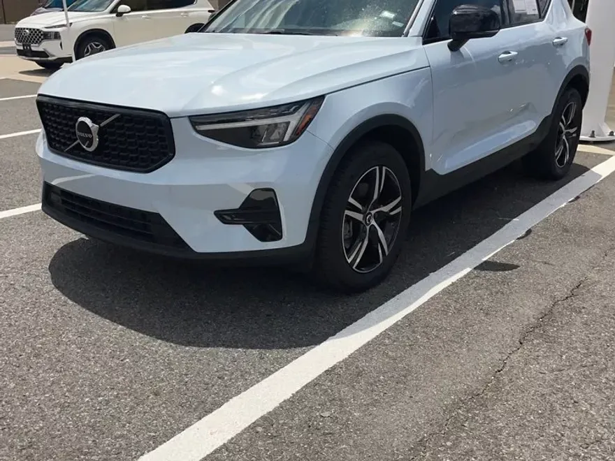2024 Volvo XC40 Core photo 1