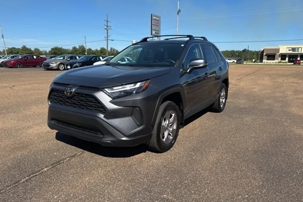2022 Toyota RAV4 XLE photo 1