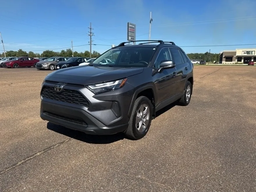 2022 Toyota RAV4 XLE photo 1