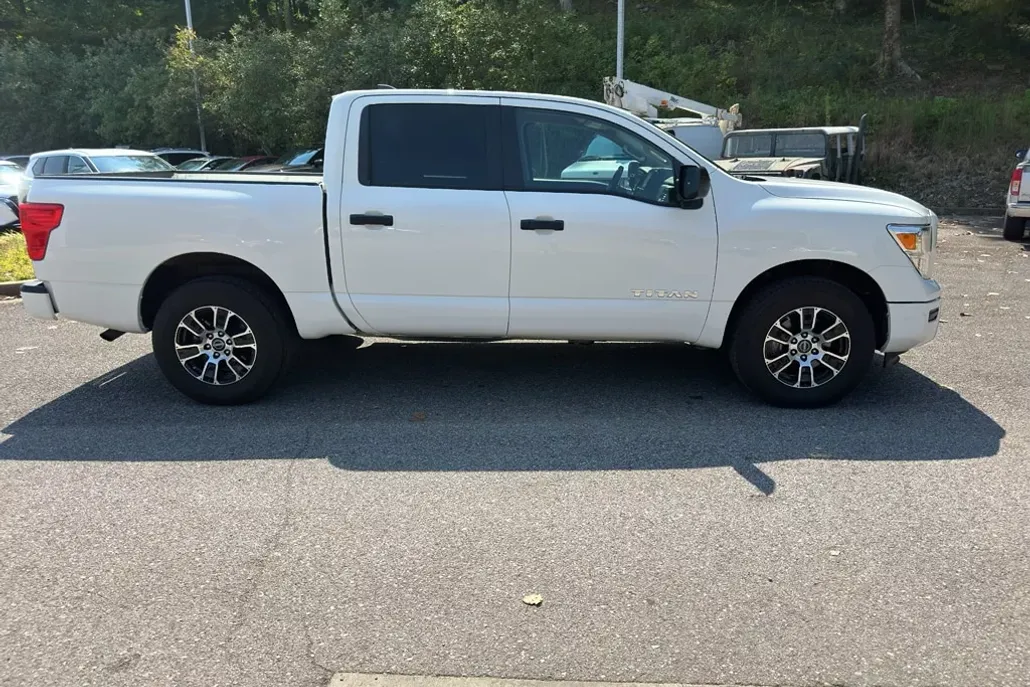 2023 Nissan Titan SV Crew Cab photo 1
