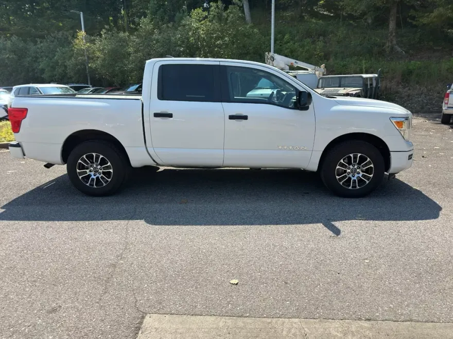 2023 Nissan Titan SV Crew Cab photo 1
