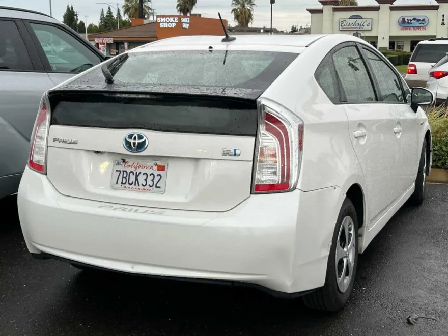 2013 Toyota Prius Three photo 1
