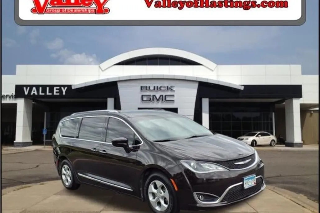 2017 Chrysler Pacifica Touring Plus photo 1