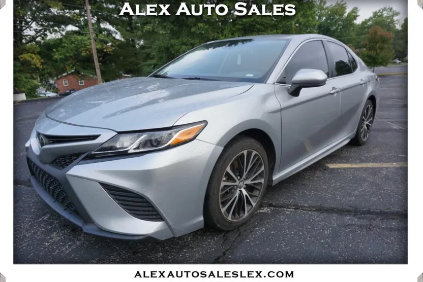 2020 Toyota Camry SE photo 1