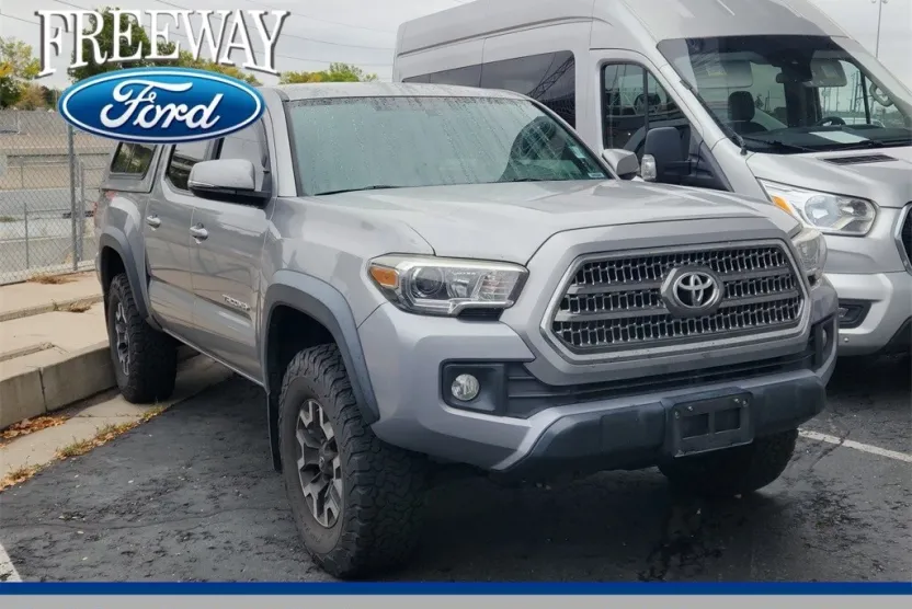 2017 Toyota Tacoma TRD Off-Road photo 1