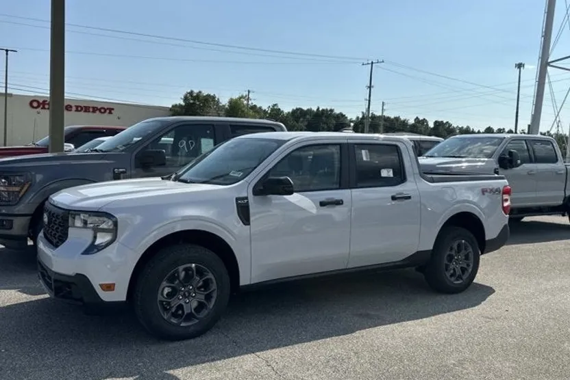 2025 Ford Maverick XLT photo 1