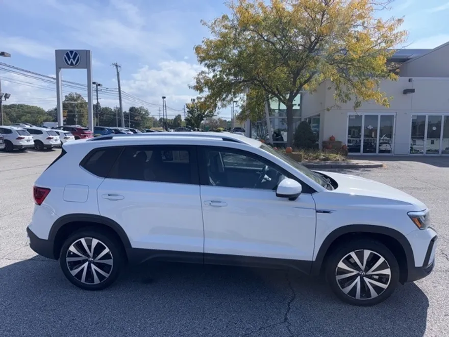 2022 Volkswagen Taos SE photo 1