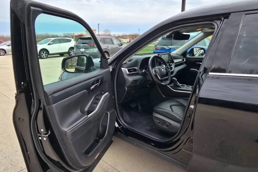 2022 Toyota Highlander XLE photo 1