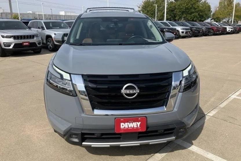 2023 Nissan Pathfinder Platinum photo 1