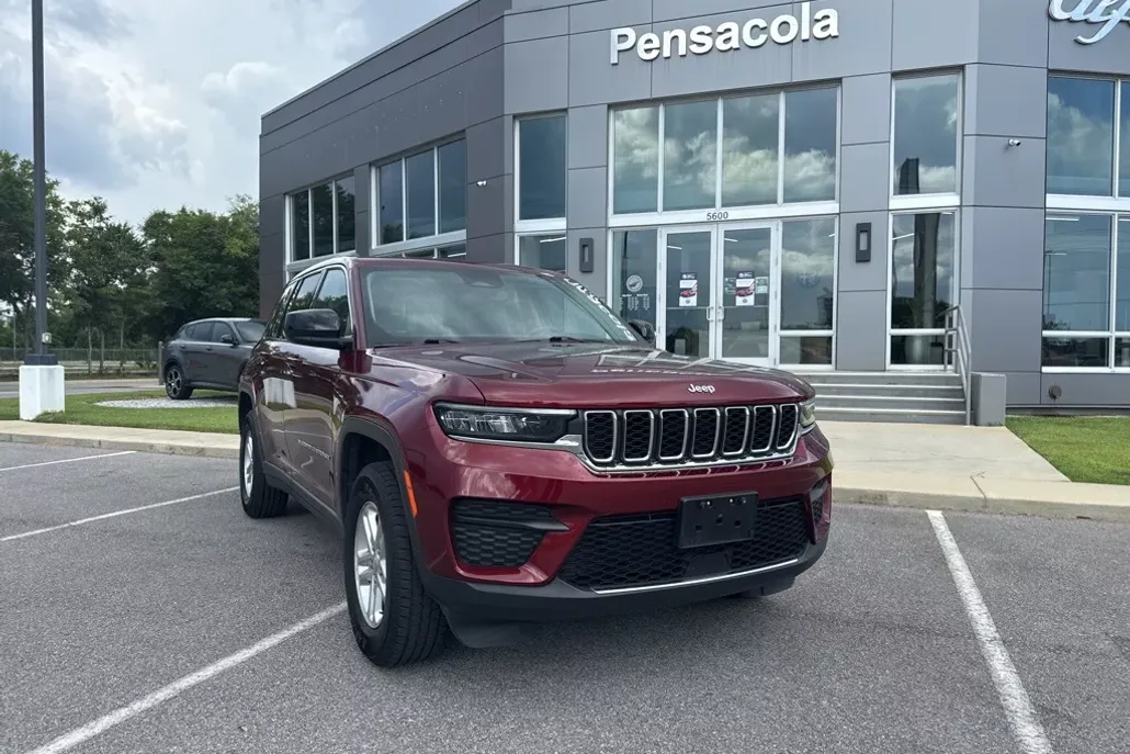 2023 Jeep Grand Cherokee Laredo photo 1