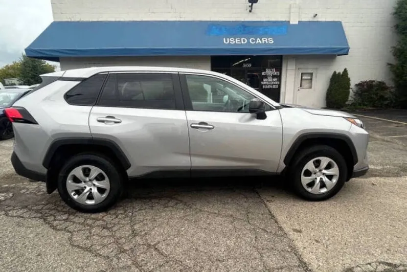 2023 Toyota RAV4 LE photo 1