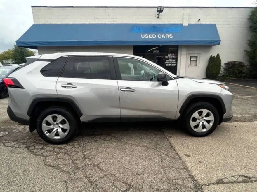 2023 Toyota RAV4 LE photo 1