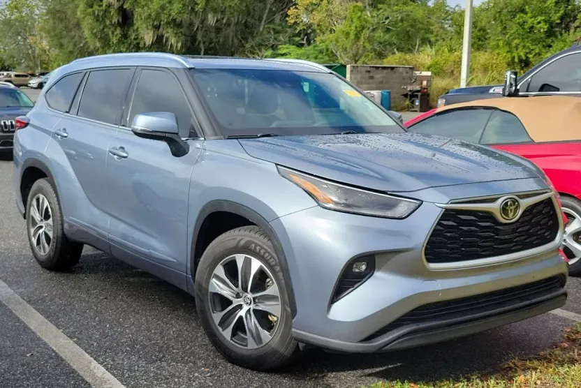 2021 Toyota Highlander XLE photo 1