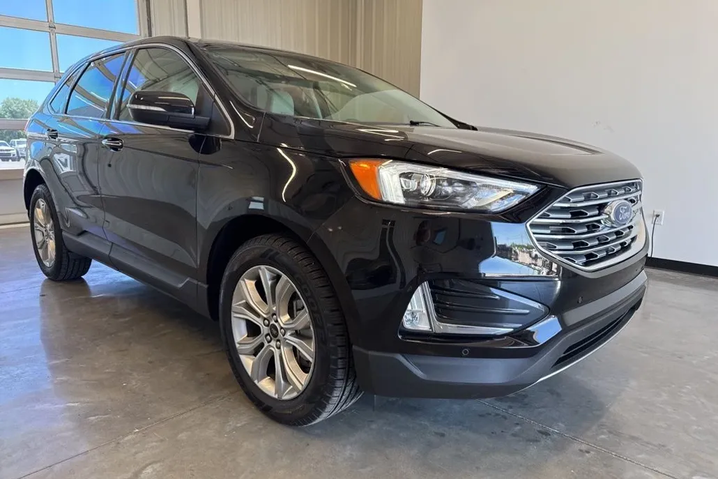 2024 Ford Edge Titanium photo 1
