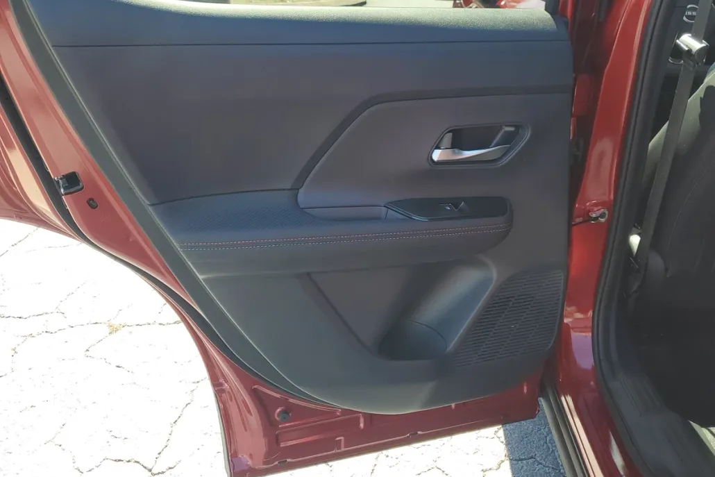 2025 Nissan Kicks SR photo 1