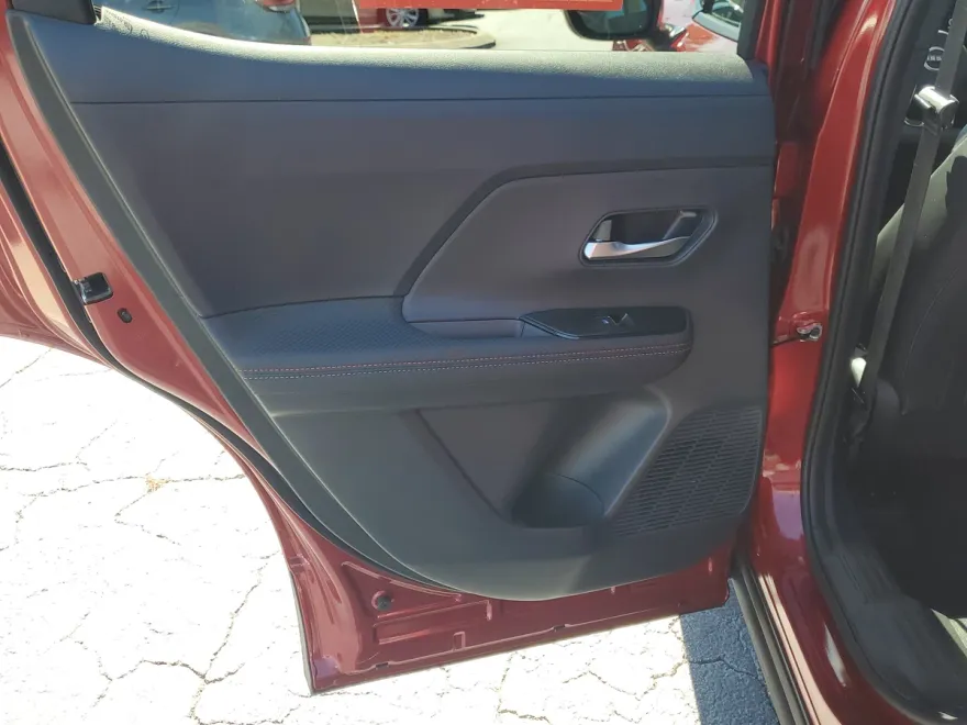2025 Nissan Kicks SR photo 1