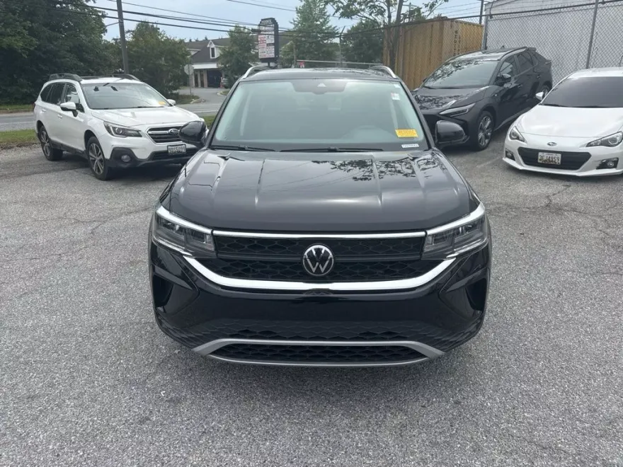 2023 Volkswagen Taos SE photo 1
