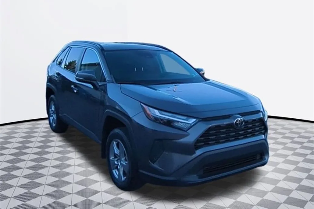 2022 Toyota RAV4 XLE photo 1