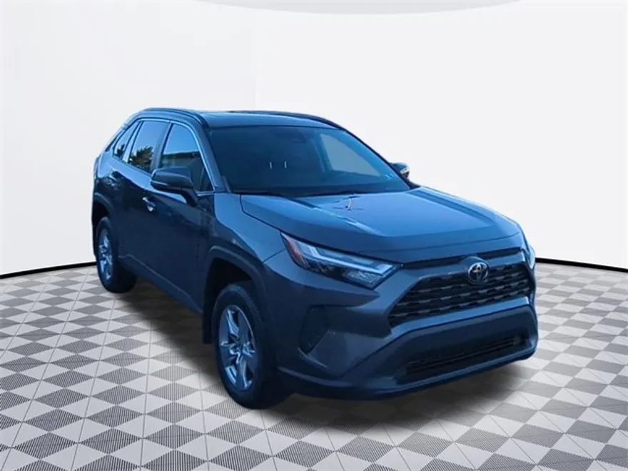 2022 Toyota RAV4 XLE photo 1