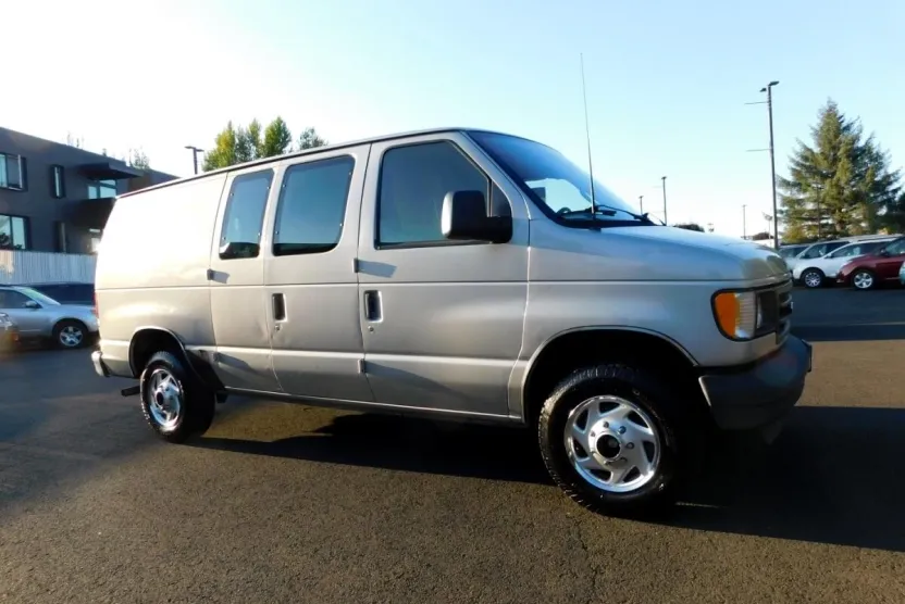 2003 Ford E-250 photo 1