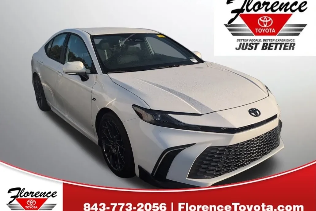 2025 Toyota Camry SE photo 1