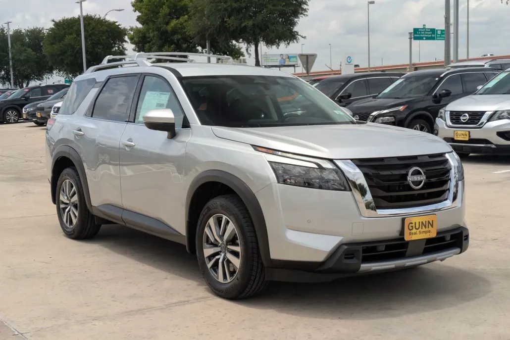 2025 Nissan Pathfinder SL photo 1