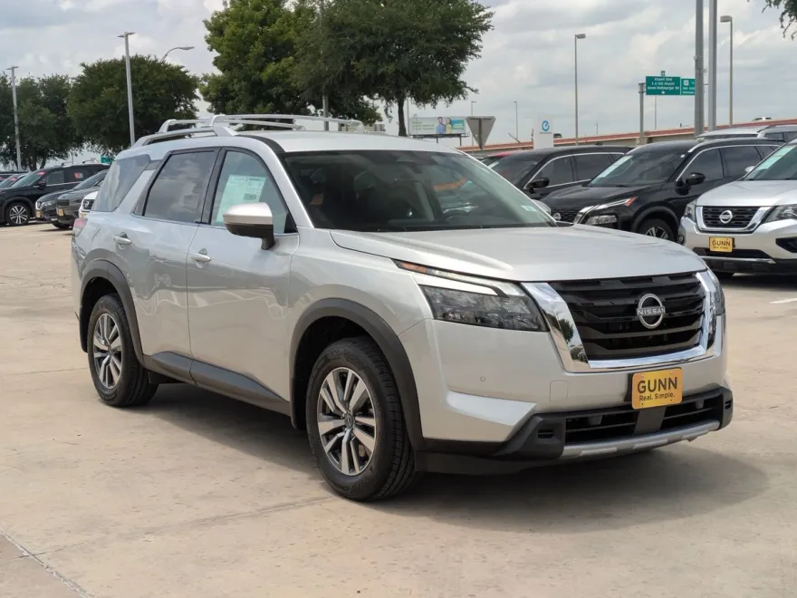 2025 Nissan Pathfinder SL photo 1