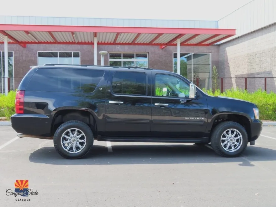 2011 Chevrolet Suburban 2500 LT photo 1