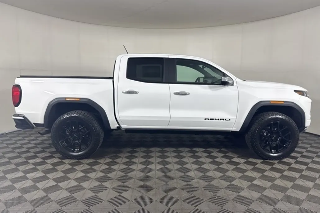 2024 Gmc Canyon Denali photo 1