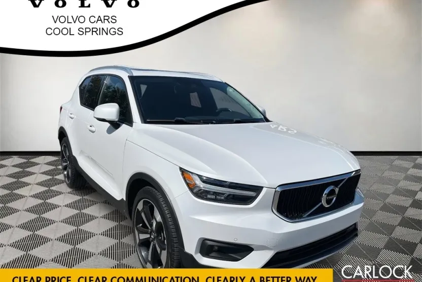 2021 Volvo XC40 T5 Momentum photo 1