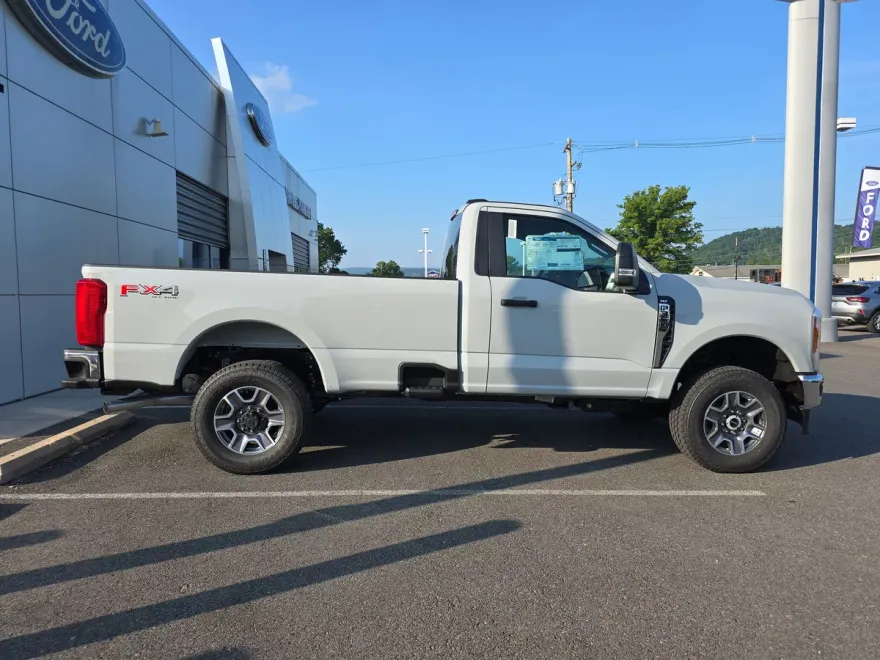 2025 Ford F-350 XLT photo 1
