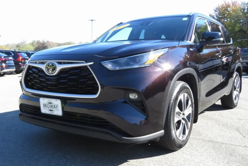 2021 Toyota Highlander XLE photo 1