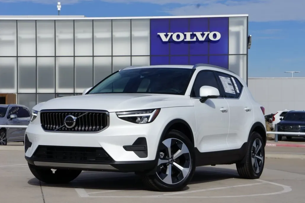 2025 Volvo XC40 Core photo 1