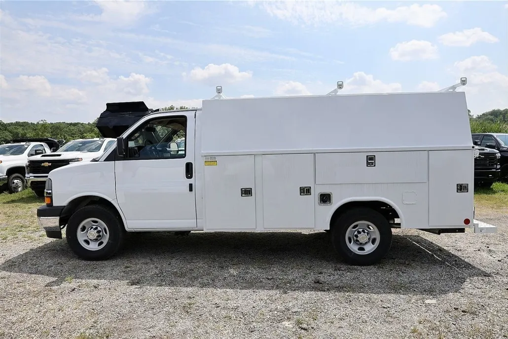 2025 Chevrolet Express 3500 Cutaway Van photo 1
