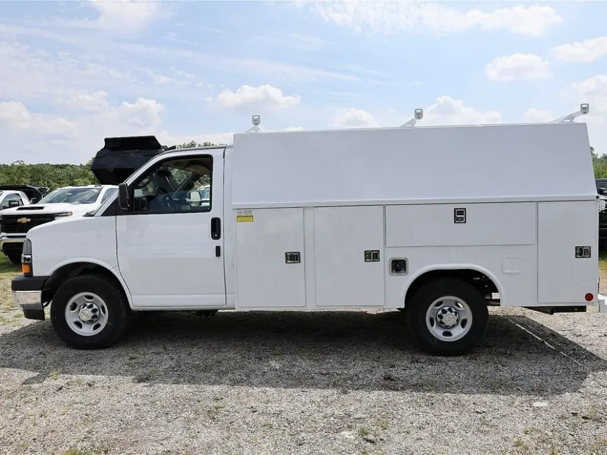 2025 Chevrolet Express 3500 Cutaway Van photo 1