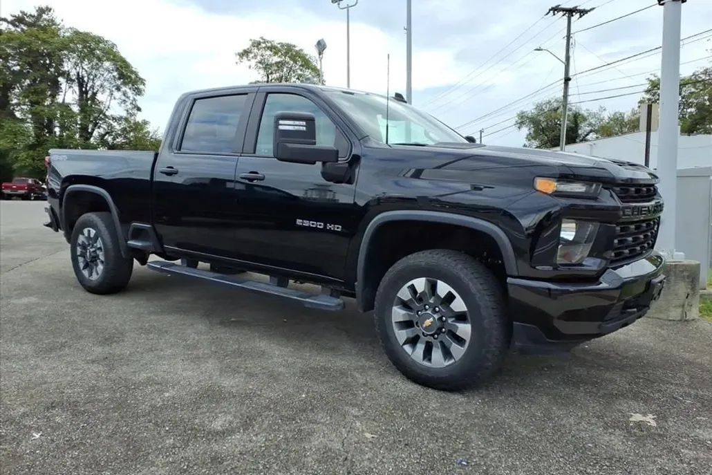 2022 Chevrolet Silverado Custom photo 1