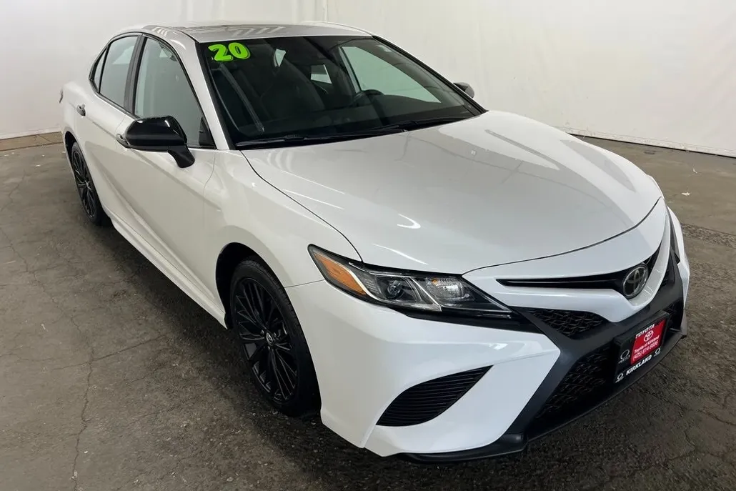 2020 Toyota Camry SE photo 1