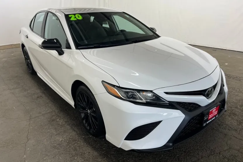 2020 Toyota Camry SE photo 1
