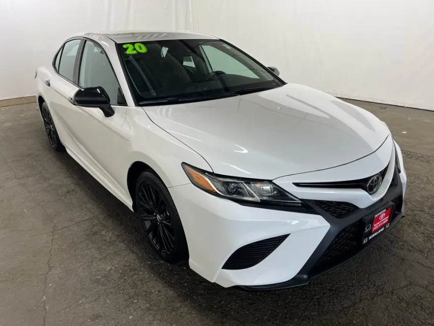 2020 Toyota Camry SE photo 1
