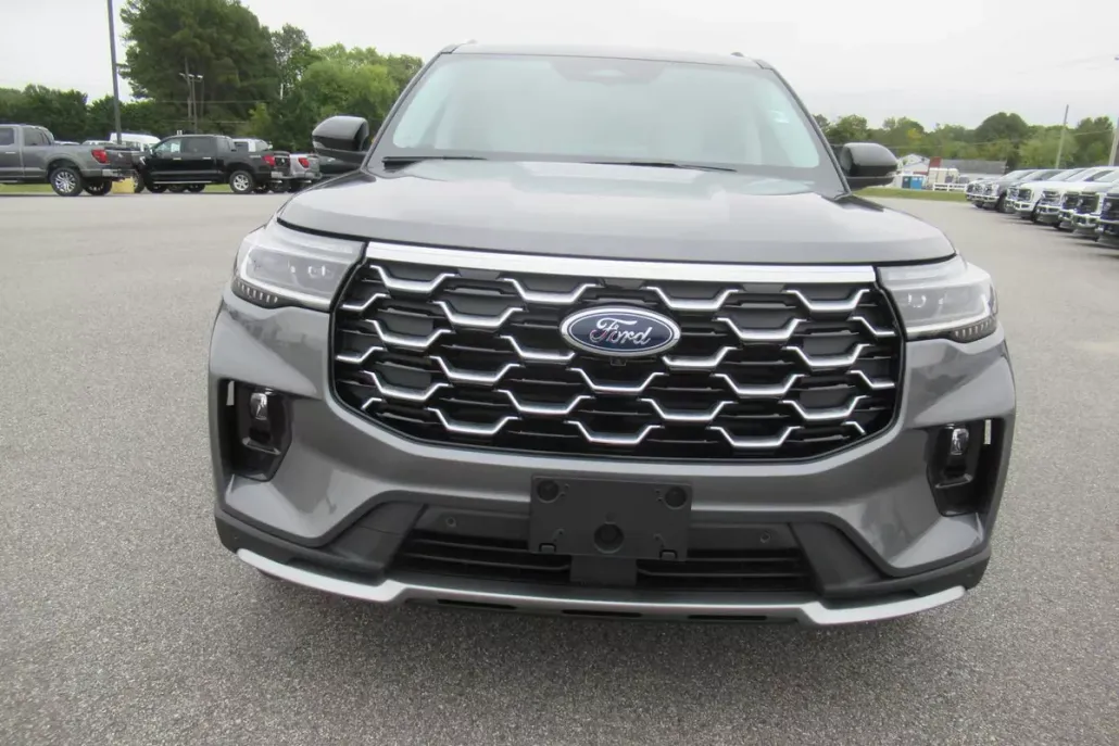 2025 Ford Explorer Platinum photo 1
