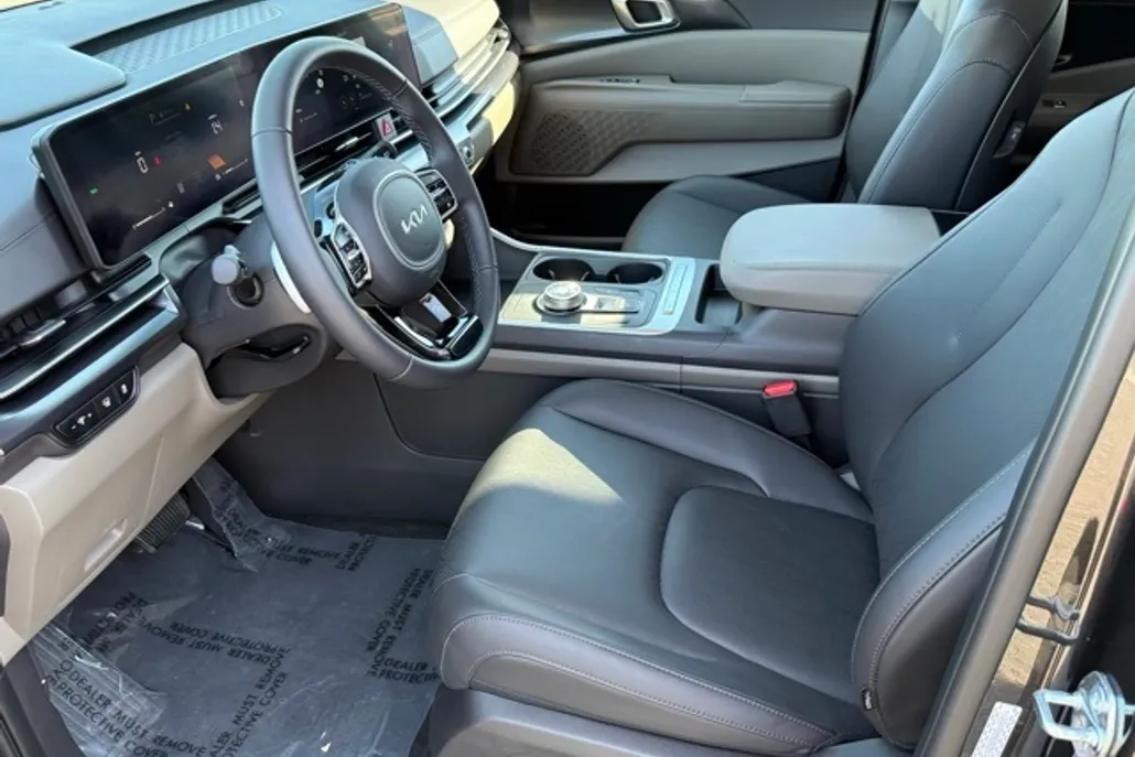 2025 Kia Carnival LXS photo 1