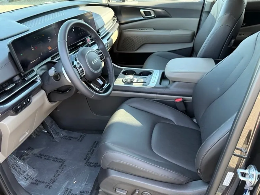 2025 Kia Carnival LXS photo 1
