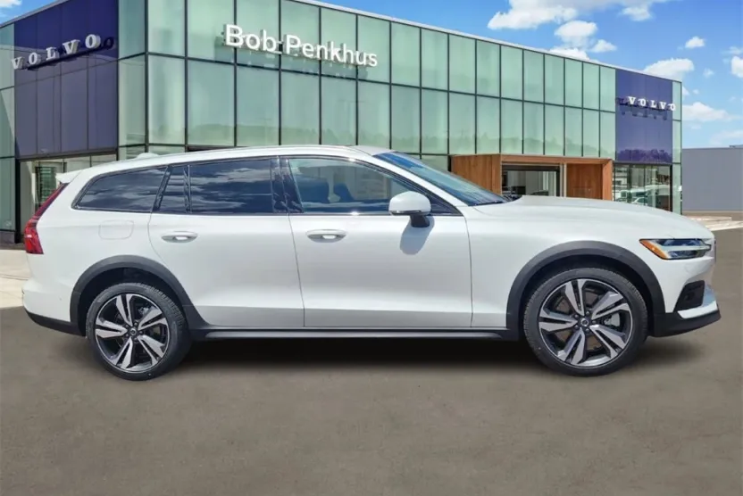 2025 Volvo V60 Cross Country B5 Plus photo 1