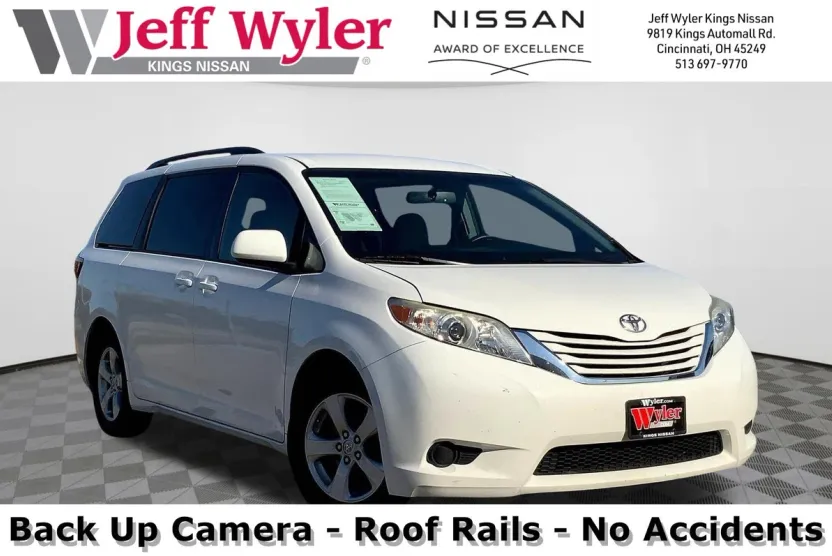 2017 Toyota Sienna L photo 1